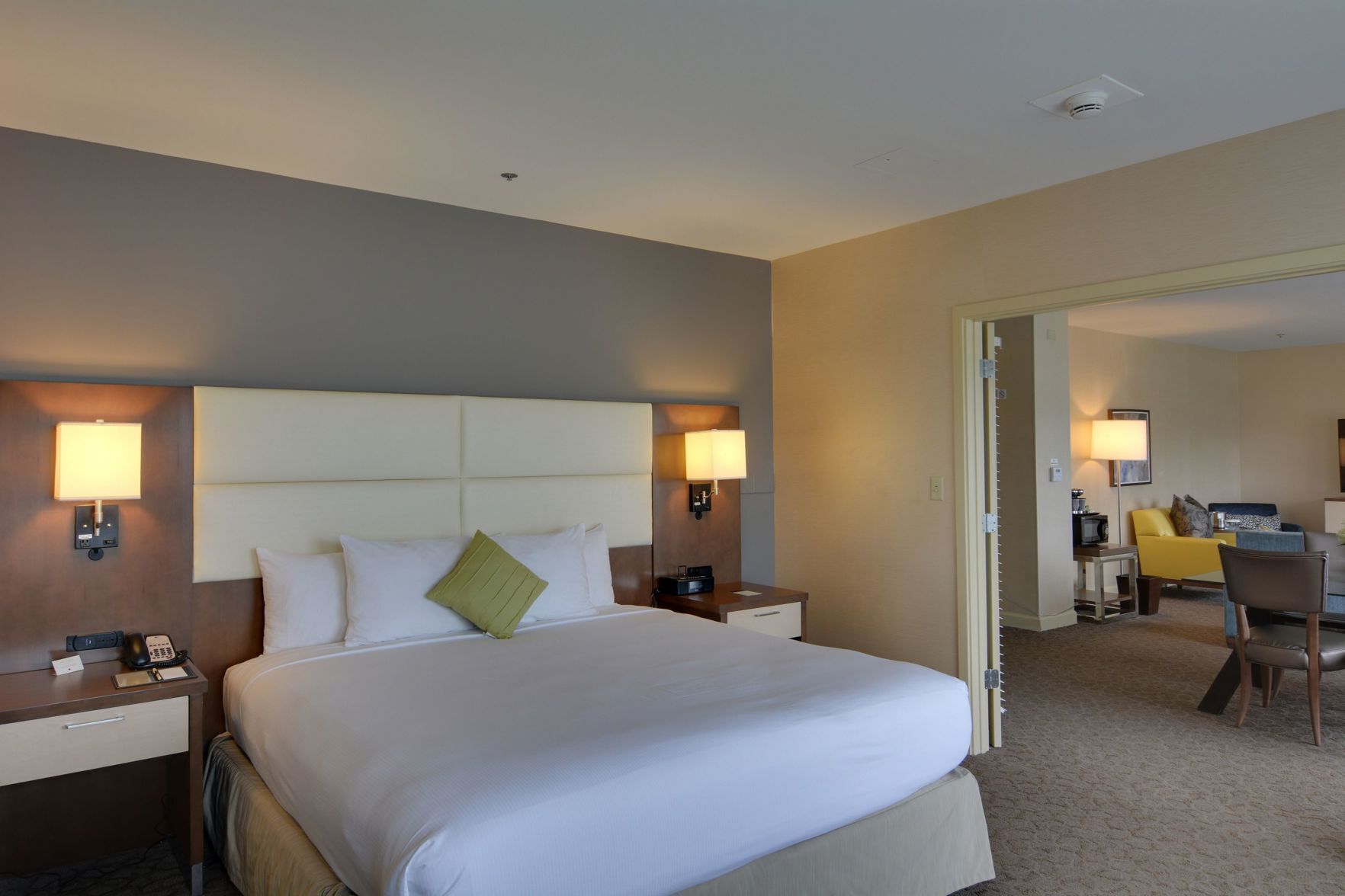 Cofres nos quartos, escrivaninha, espaço de trabalho para notebook