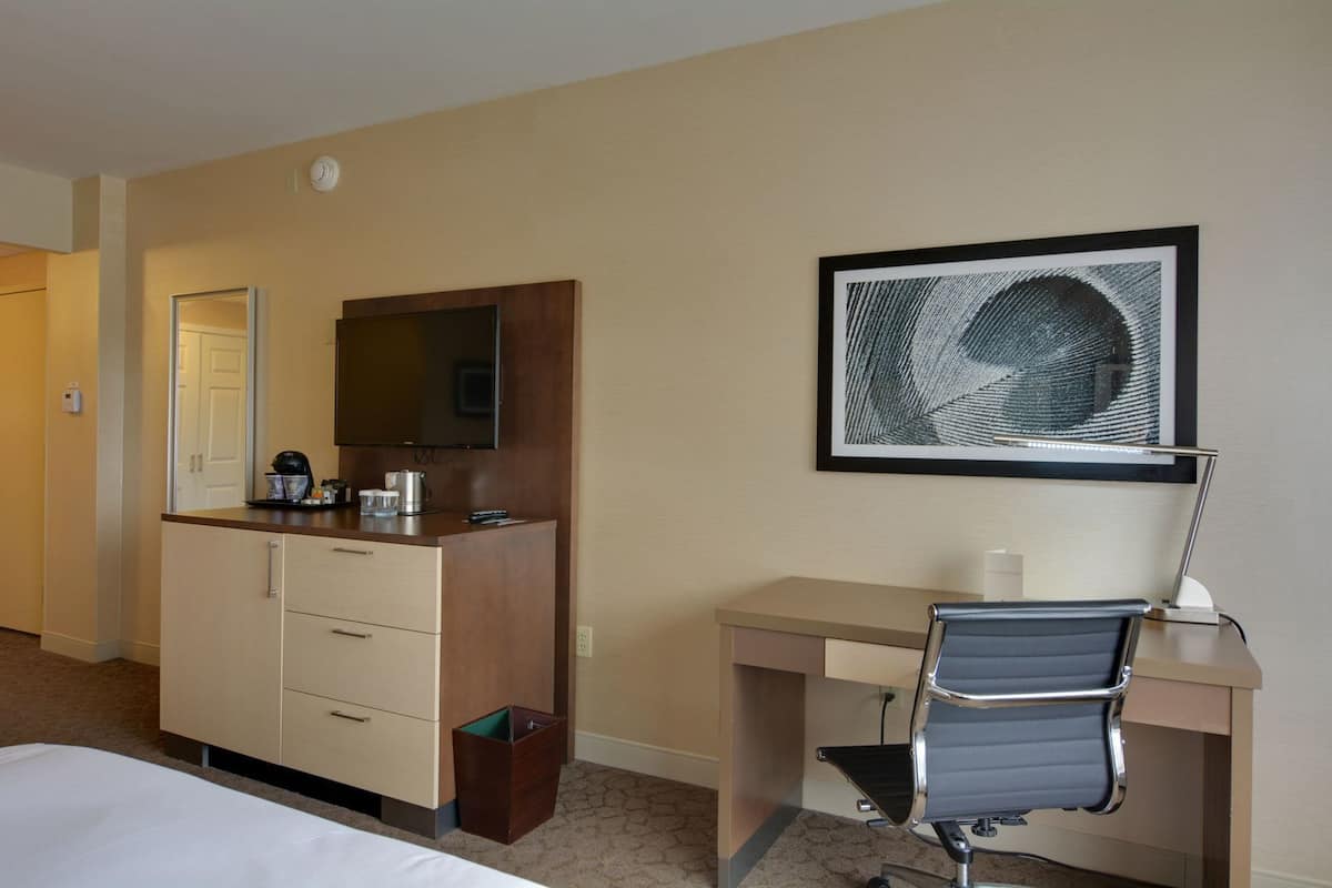 Zimmersafe, Schreibtisch, laptopgeeigneter Arbeitsplatz