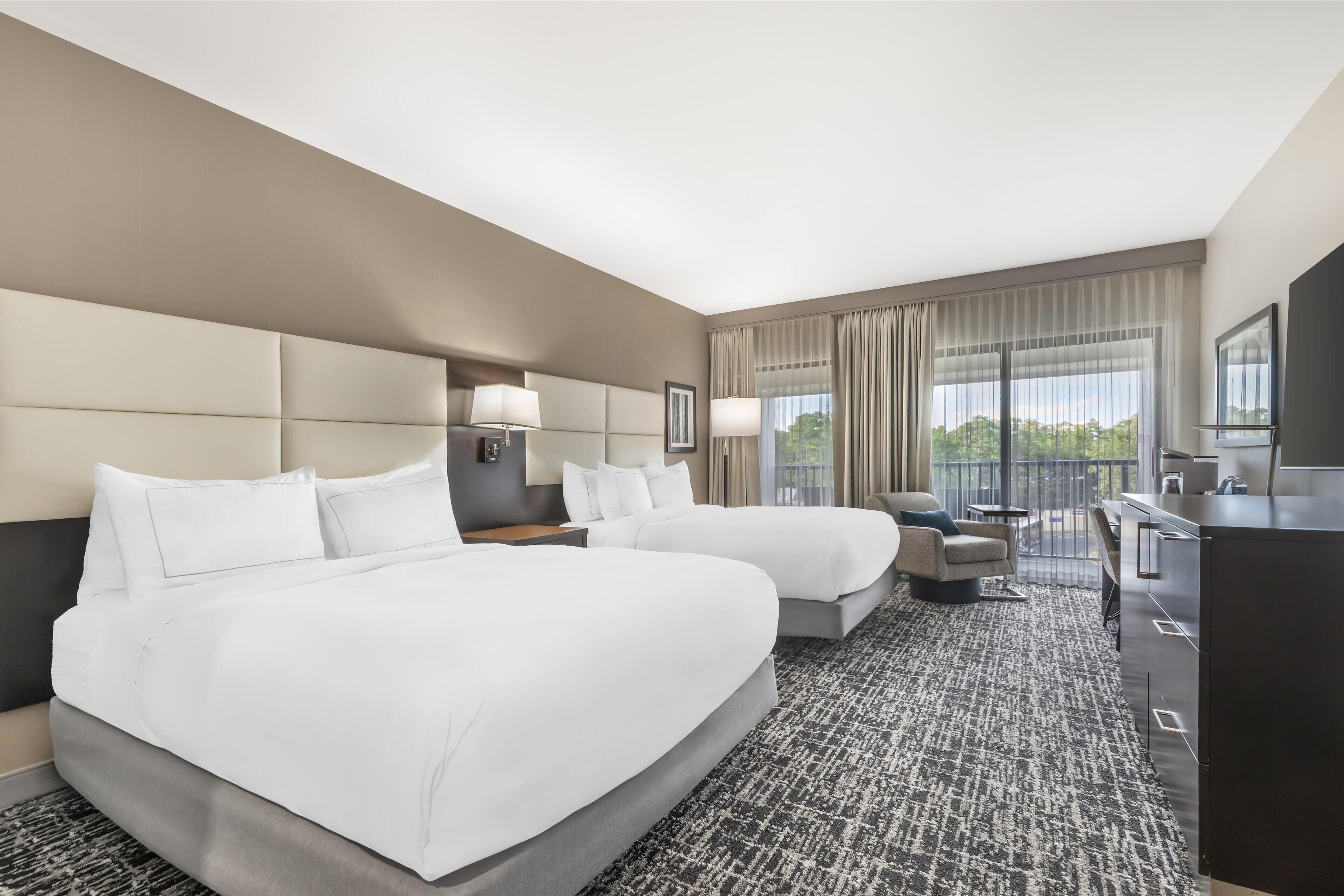 Habitación Deluxe, 2 camas Queen size, balcón | Caja de seguridad en la habitación y escritorio 