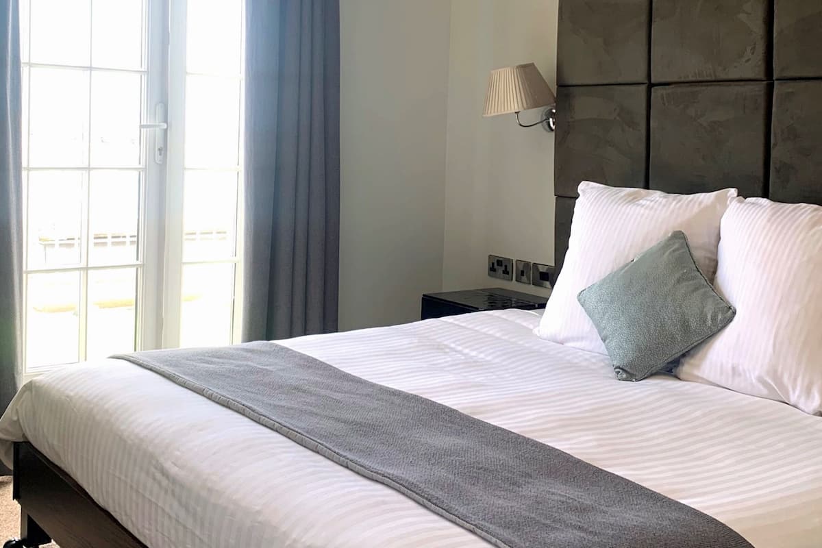 Chambre Double, balcon, vue mer | Literie hypoallergénique, bureau, fer et planche à repasser