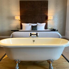 جناح (Bath) | ملاءات للفراش لا تسبب الحساسية ومكتب ومكواة/لوح كي وواي فاي مجانًا