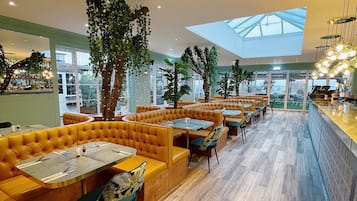 Se sirven desayunos y cocina europea moderna; con vista a la playa