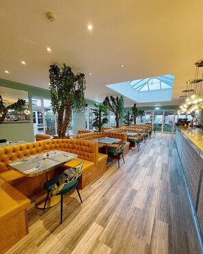 Petit-déjeuner, déjeuner et dîner servis sur place, vue sur la plage