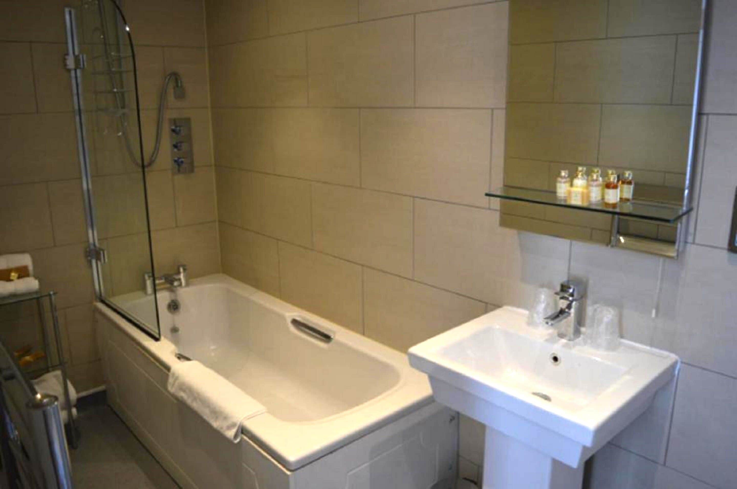 twin room | bathroom | combined shower/bathtub, eco-friendly toiletries, hair dryer, towels