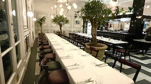 Ze serveren er ontbijt, lunch en diner 