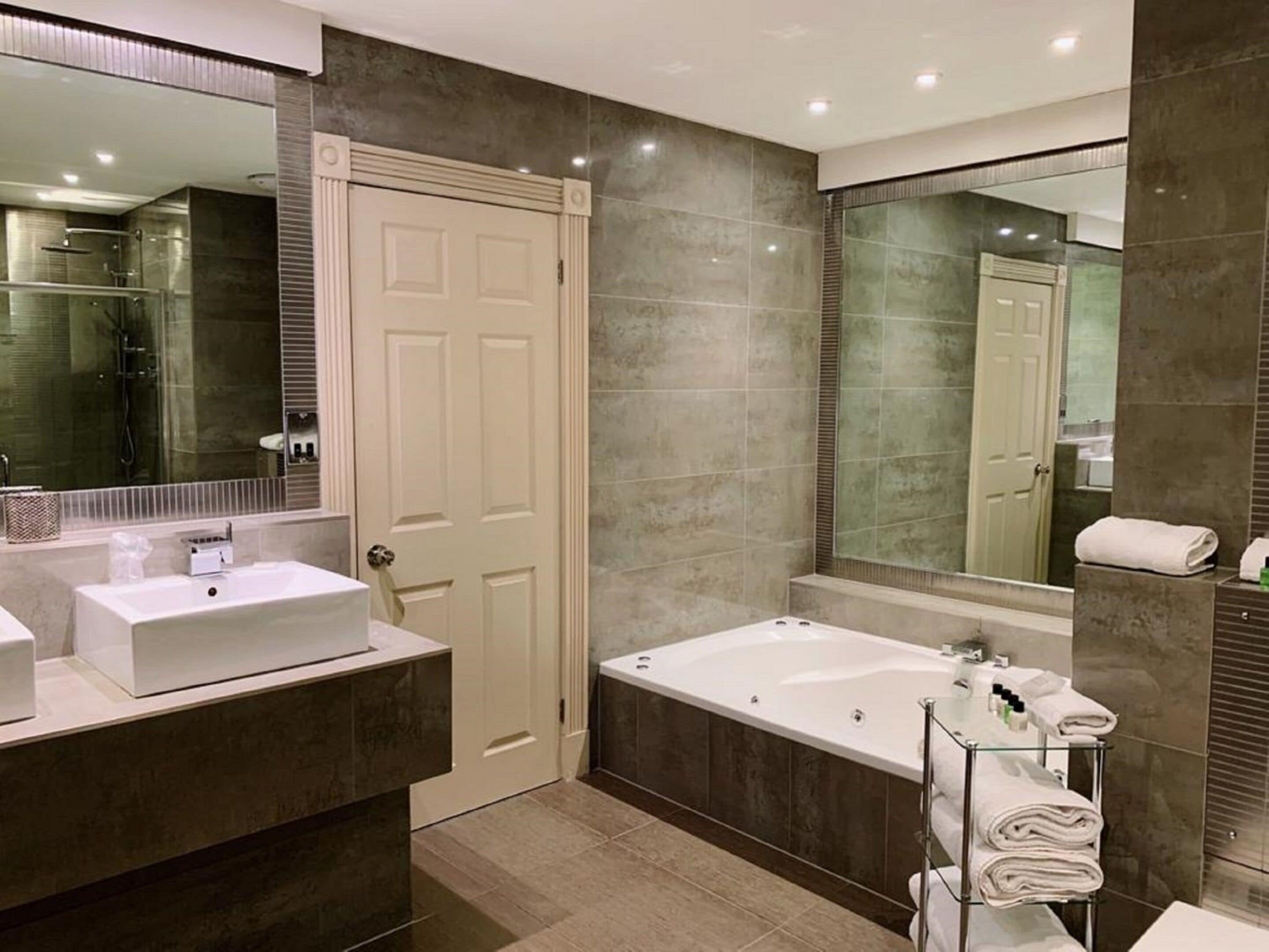 cliff suite | bathroom | combined shower/bathtub, eco-friendly toiletries, hair dryer, towels