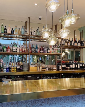Beach views, serves breakfast, lunch, and dinner - The Cliff Hotel (Great Yarmouth)