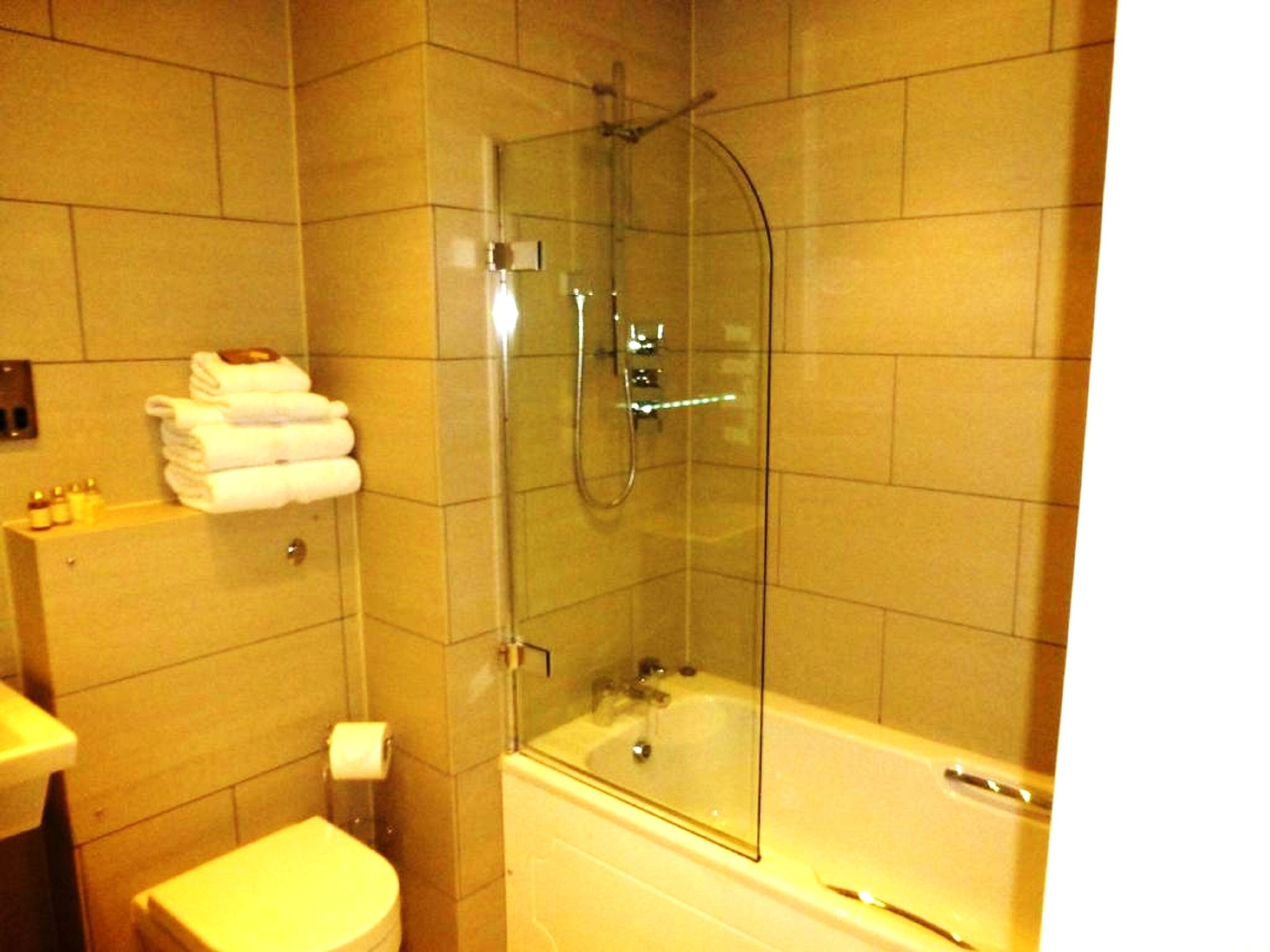 combined shower/bathtub, eco-friendly toiletries, hair dryer, towels