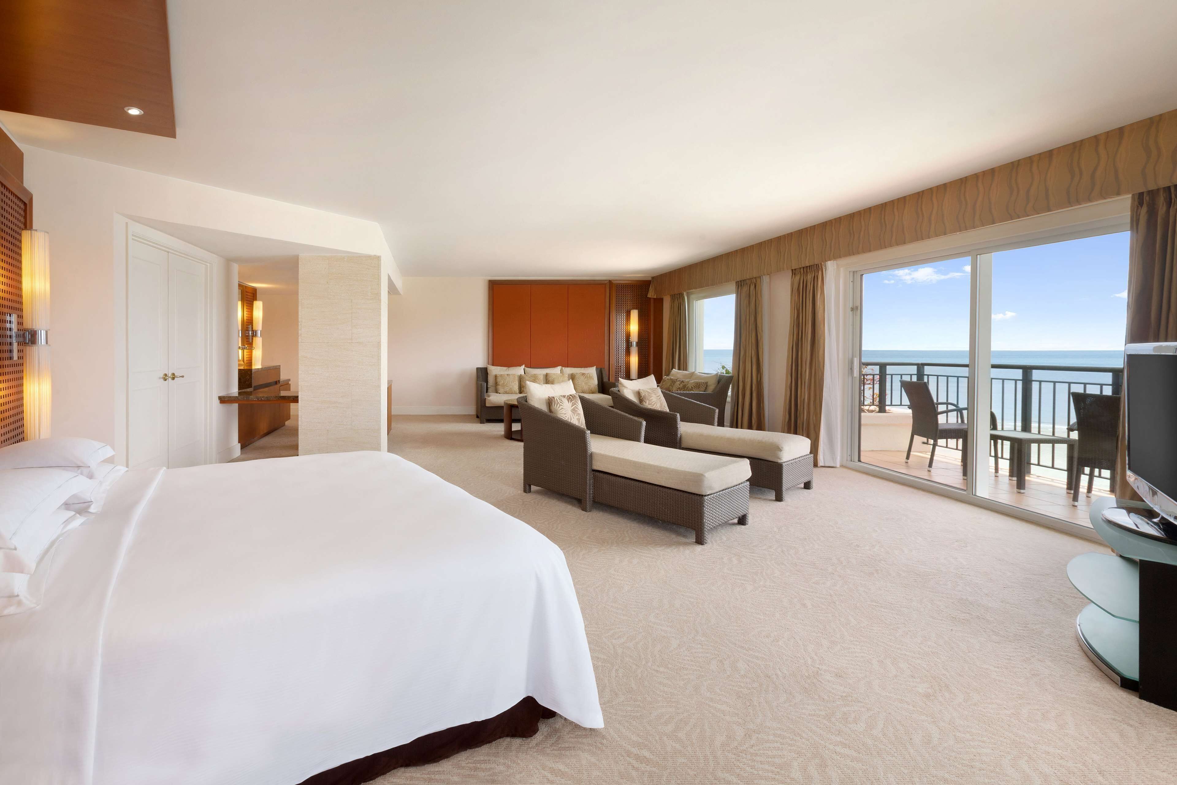 Cubrecamas, caja de seguridad en la habitación y escritorio 