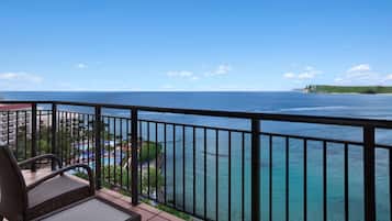 Suite Premier | Edredón, caja de seguridad en la habitación y escritorio