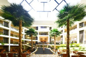 Tasi Ocean Twin with Lounge Access | Lounge | 2 bars/lounges, poolside bar - Hilton Guam Resort And Spa (Tamuning)