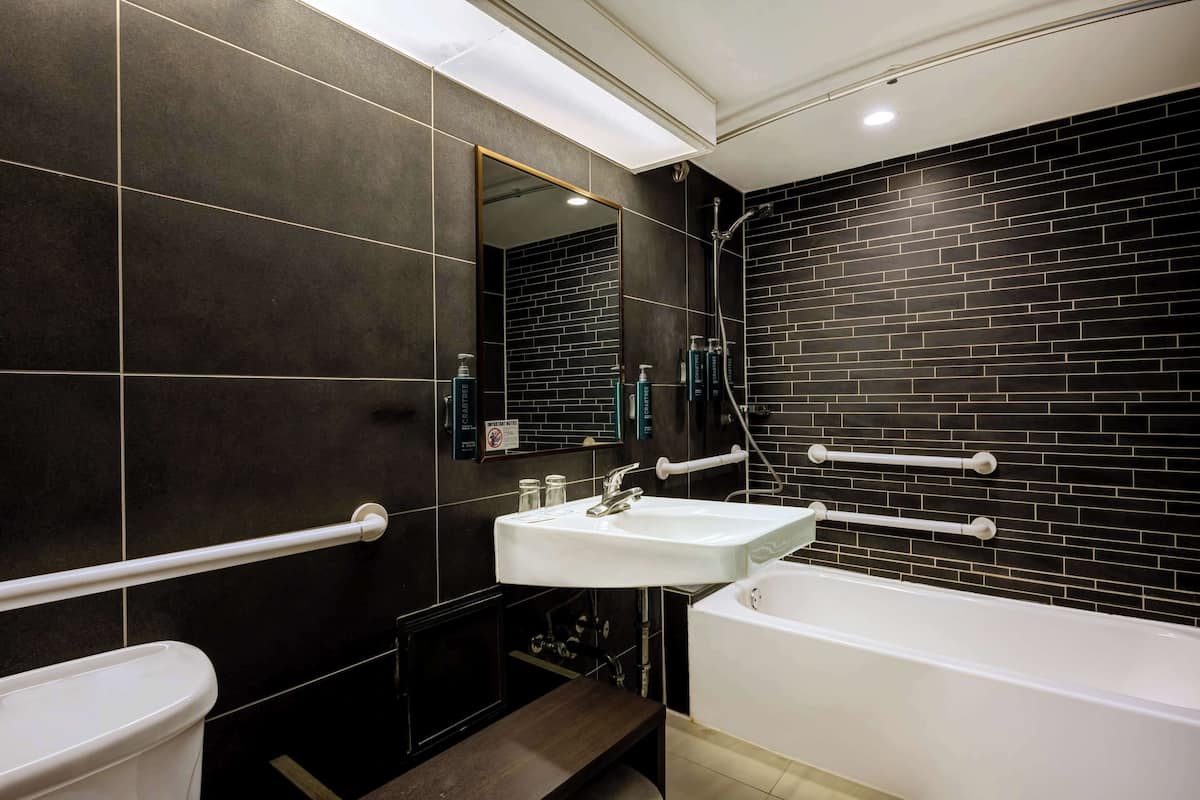 Articles de toilette griffés, séchoir à cheveux, peignoirs, pantoufles
