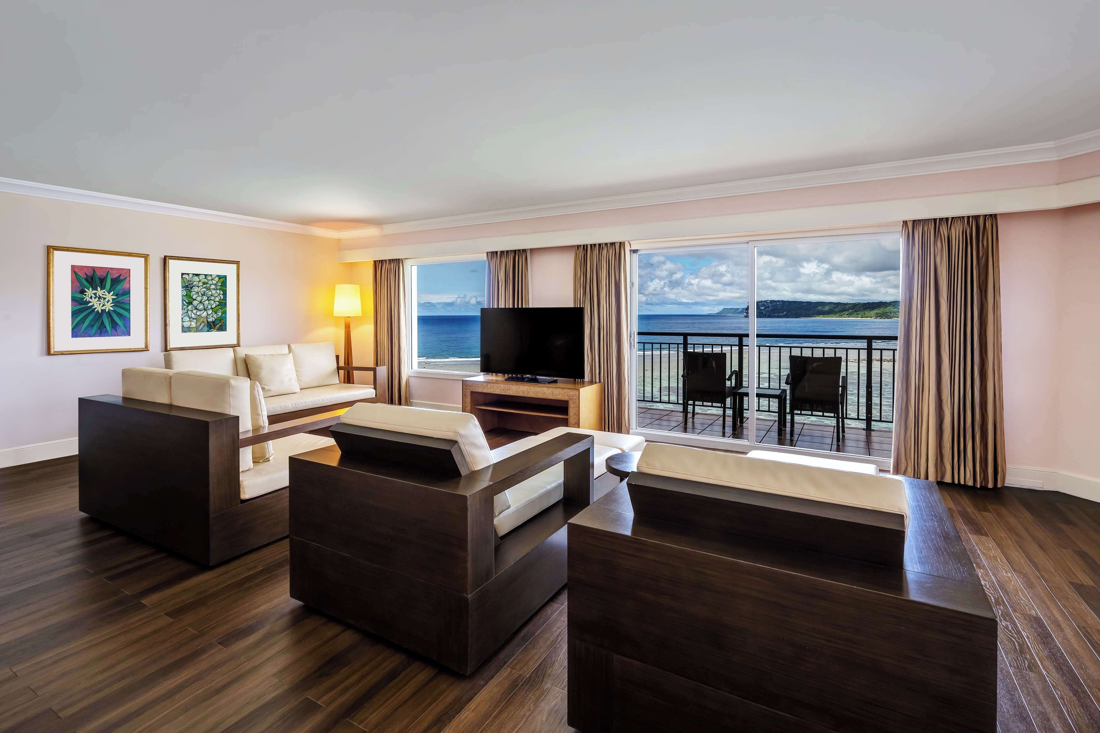 Premier Suite with Lounge Access | Living area | 37-inch flat-screen TV with cable channels, TV, pay films