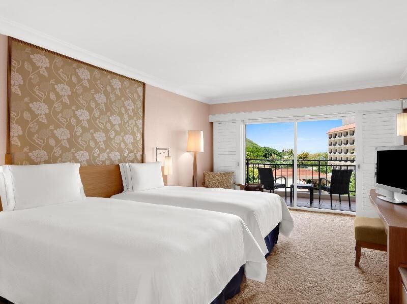 Cubrecamas, caja de seguridad en la habitación y escritorio 