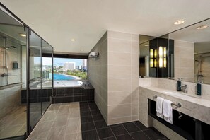 Bathroom - Hilton Guam Resort And Spa (Tamuning)