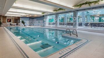 Indoor pool, sun loungers