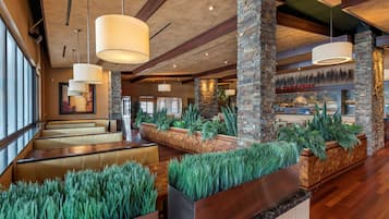 Se sirven comidas, cenas y cocina americana con vista a la playa