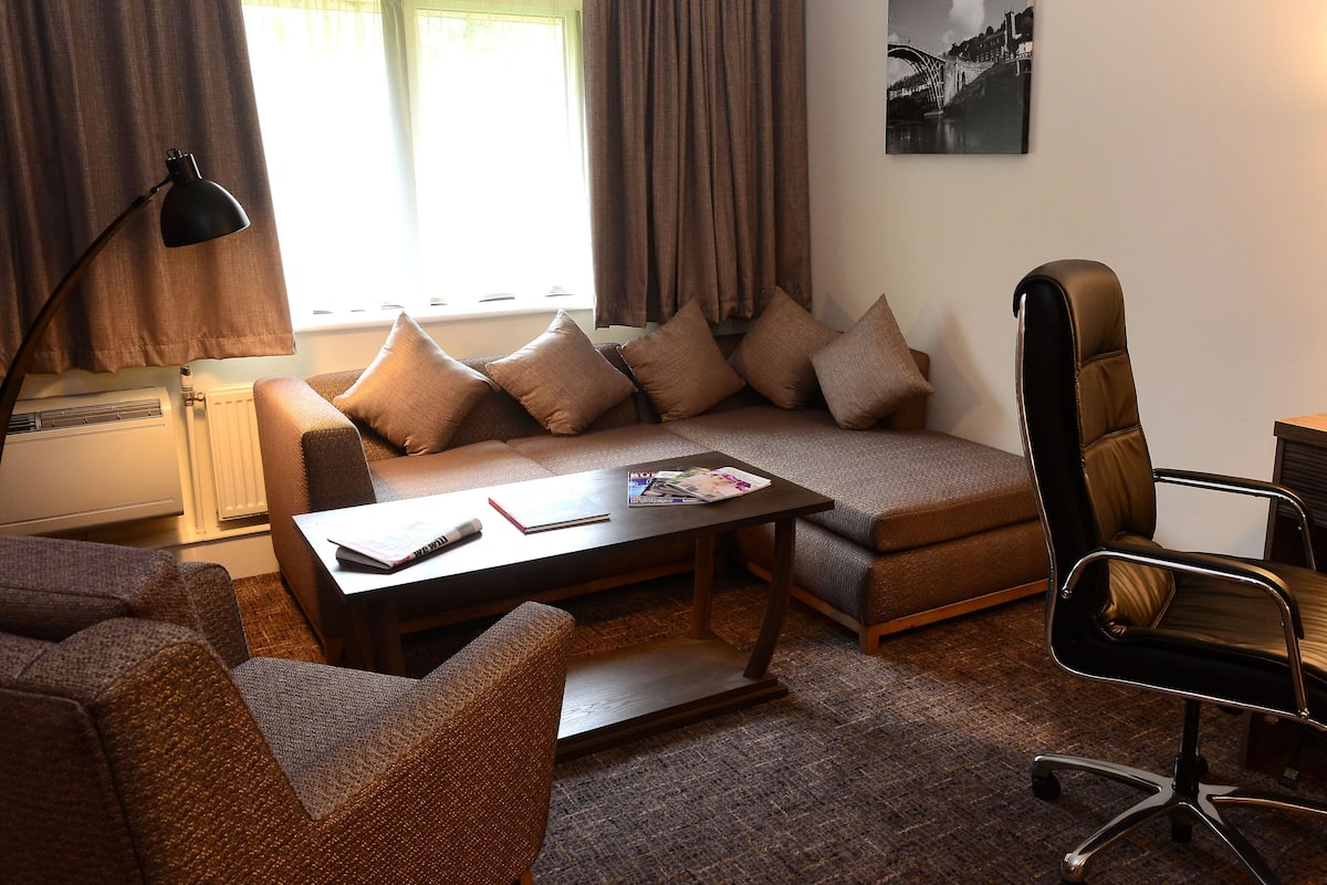 Työpöytä, silitysrauta/-lauta, ilmainen Wi-Fi, vuodevaatteet