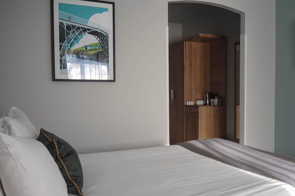 Työpöytä, silitysrauta/-lauta, ilmainen Wi-Fi, vuodevaatteet