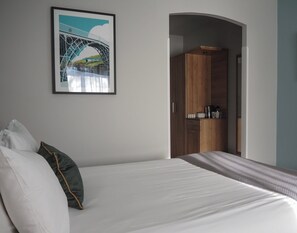 Premium bedding, in-room safe, desk, laptop workspace - Voco Telford - Ironbridge by IHG (Telford)