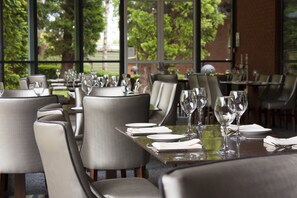 Breakfast, lunch, dinner served; Modern European cuisine, garden views - Holiday Inn Telford - Ironbridge by IHG (Telford)