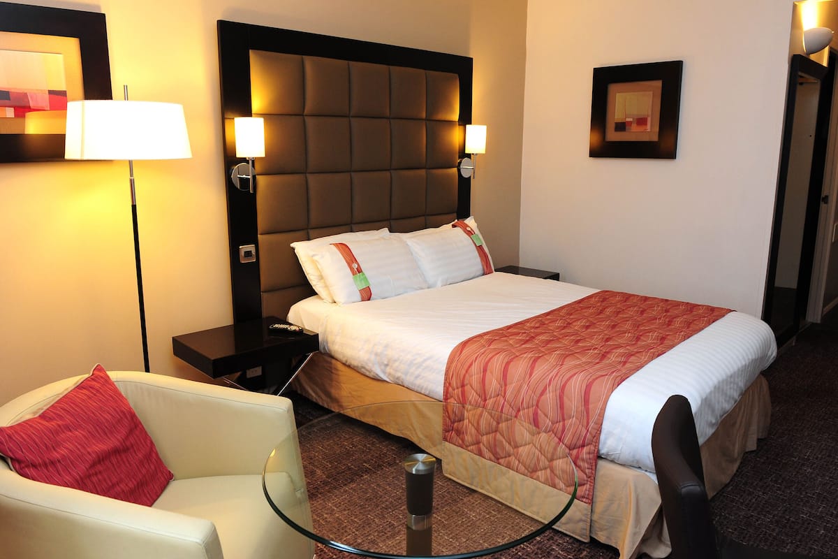 Työpöytä, silitysrauta/-lauta, ilmainen Wi-Fi, vuodevaatteet