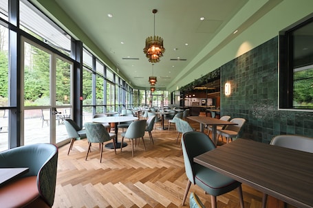 Breakfast, lunch and dinner served . voco Telford - Ironbridge by IHG