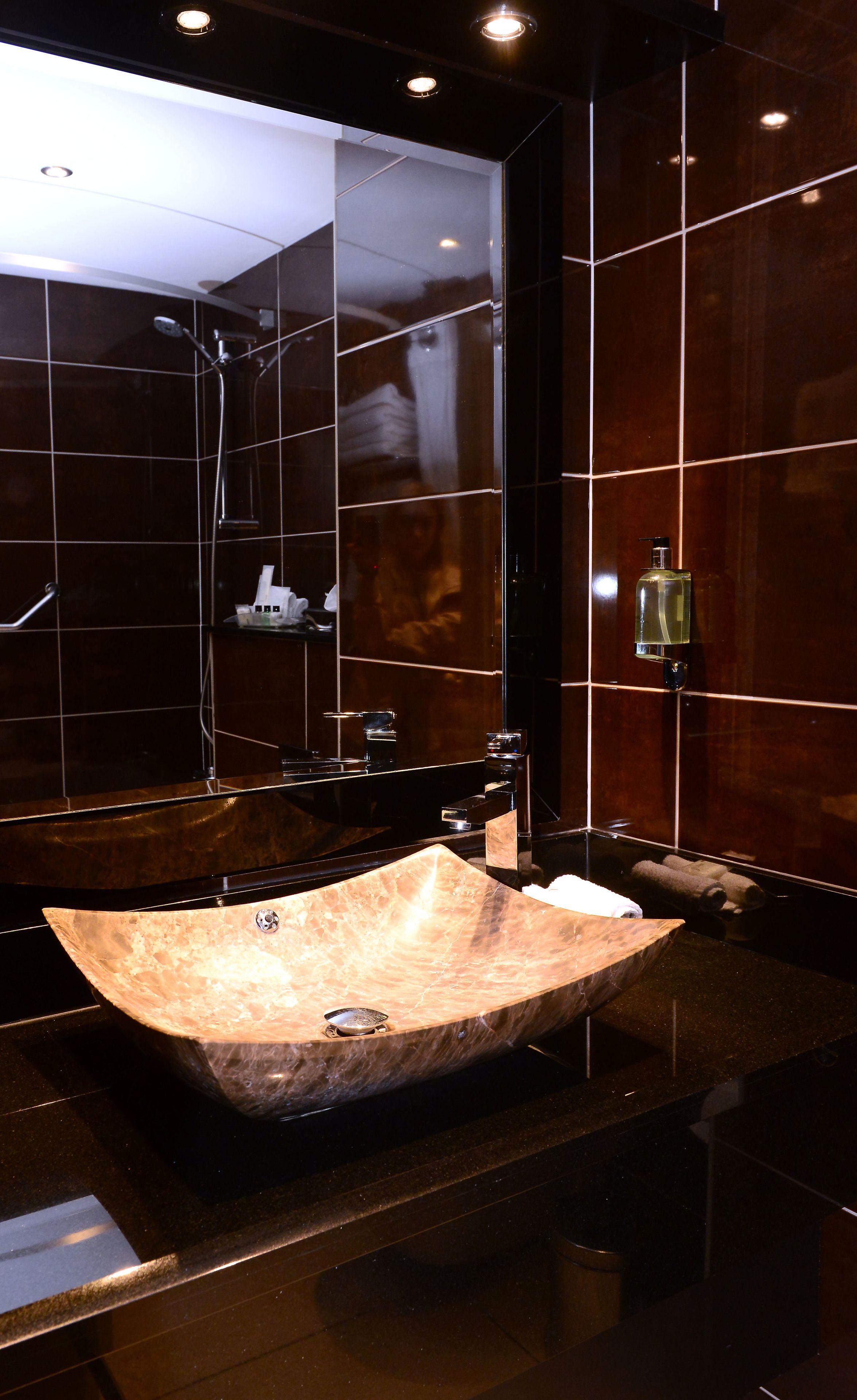 combined shower/bathtub, hair dryer, towels