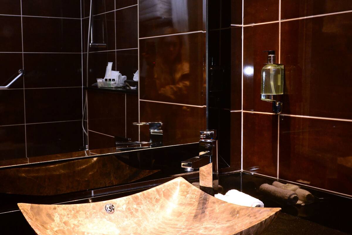 combined shower/bathtub, hair dryer, towels