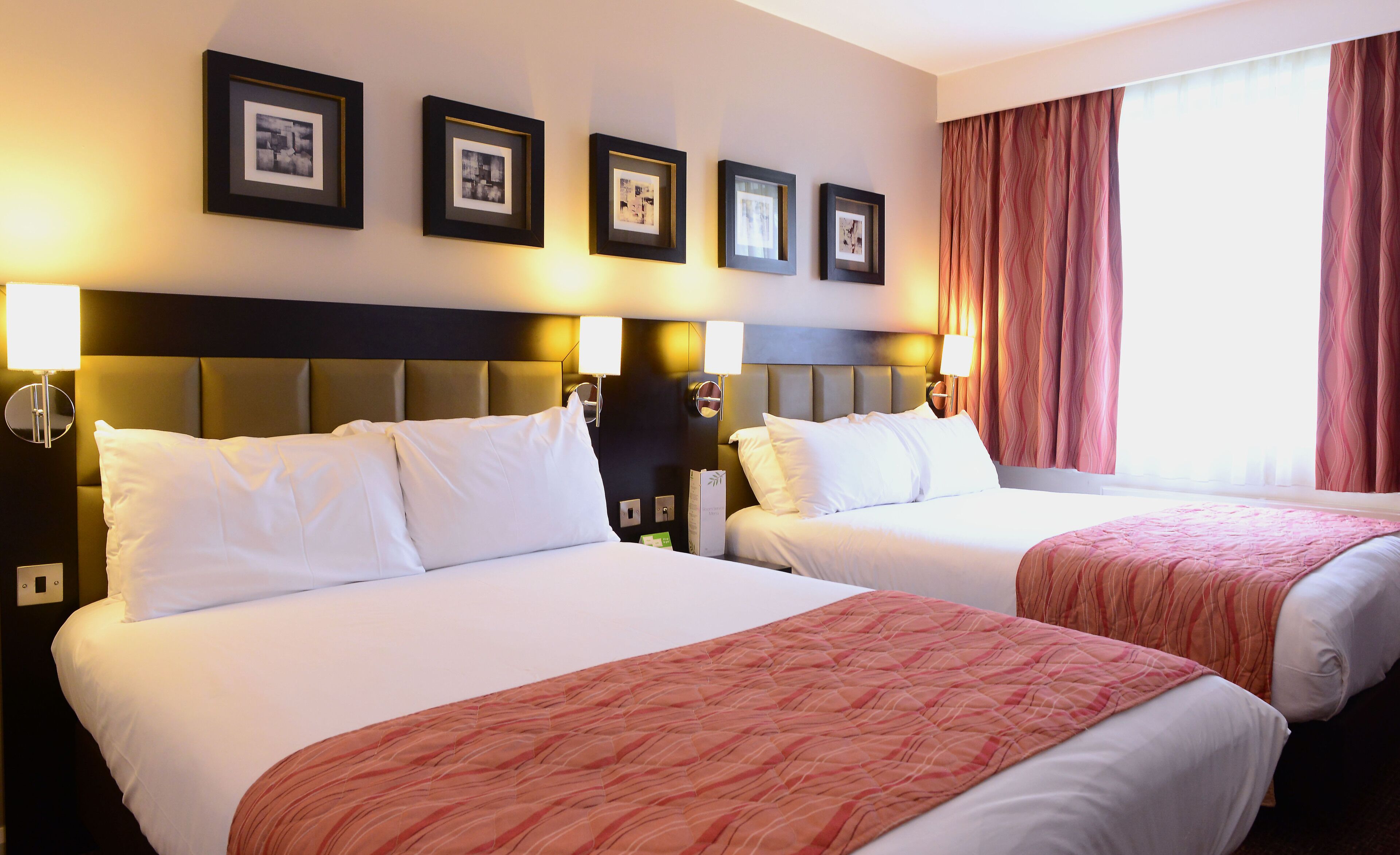 Skrivebord, strykejern/-brett, wi-fi (inkludert) og sengetøy