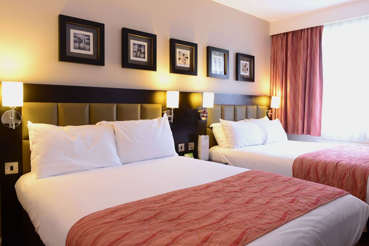 Standard-huone, 2 parisänkyä | Työpöytä, silitysrauta/-lauta, ilmainen Wi-Fi, vuodevaatteet