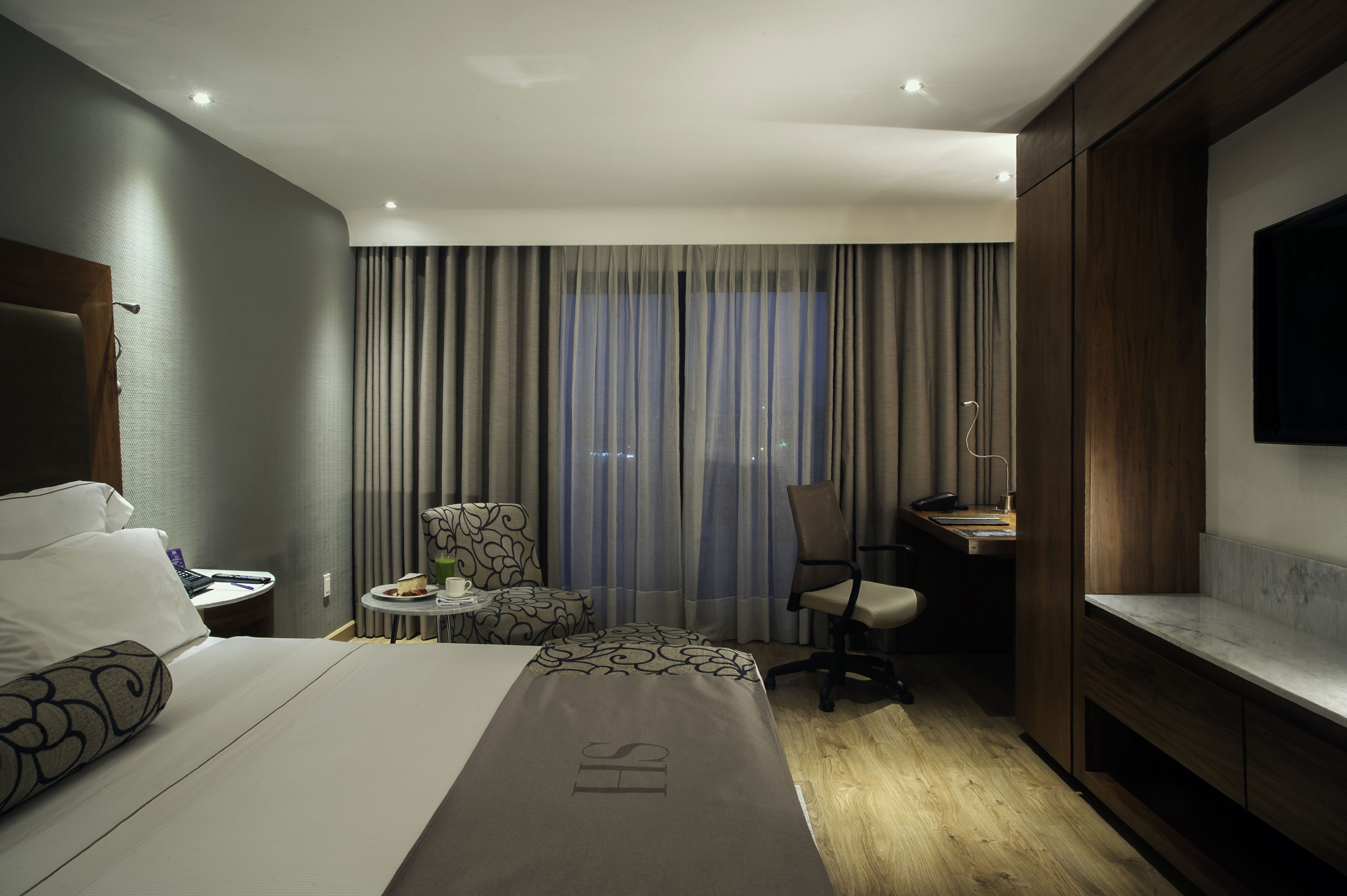 deluxe room, 1 king bed | premium bedding, down duvets, free minibar, in-room safe