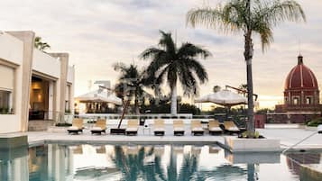 Una piscina al aire libre (de 08:00 a 20:00), sombrillas, tumbonas