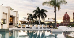 Piscine extérieure, parasols de plage, chaises longues
