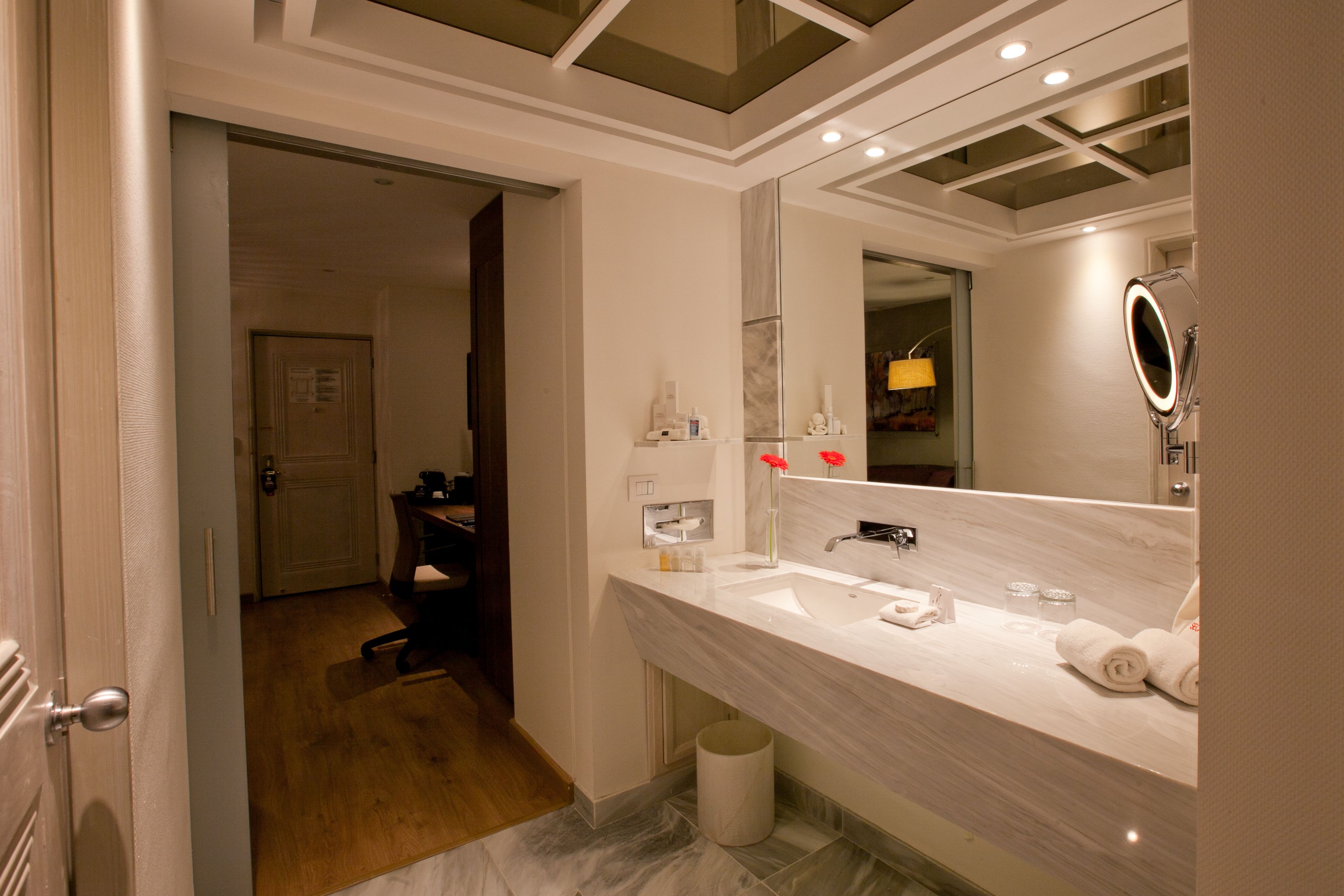 executive suite, 1 king bed | premium bedding, down duvets, free minibar, in-room safe