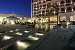 Una piscina al aire libre, sombrillas