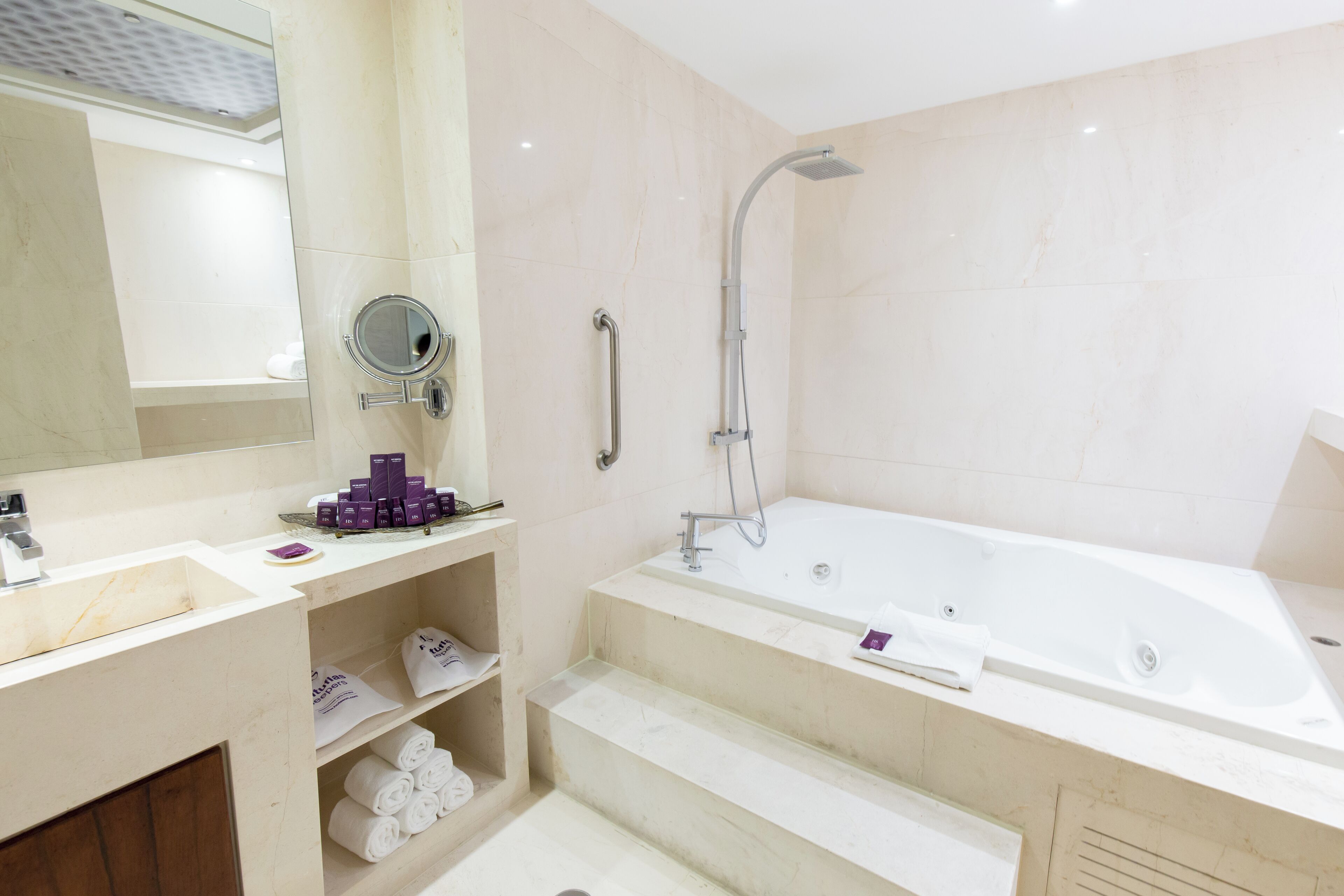 Presidential-Zimmer | Badezimmer | Regendusche, Designer-Toilettenartikel, Haartrockner, Handtücher
