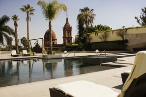 Una piscina al aire libre, sombrillas