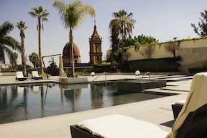 Piscine extérieure, parasols de plage, chaises longues