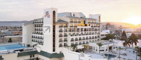 Premium bedding, down comforters, minibar (free items), in-room safe