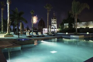 Outdoor pool, open 8:00 AM to 8:00 PM, pool umbrellas, pool loungers - HS HOTSSON Hotel Leon (León)