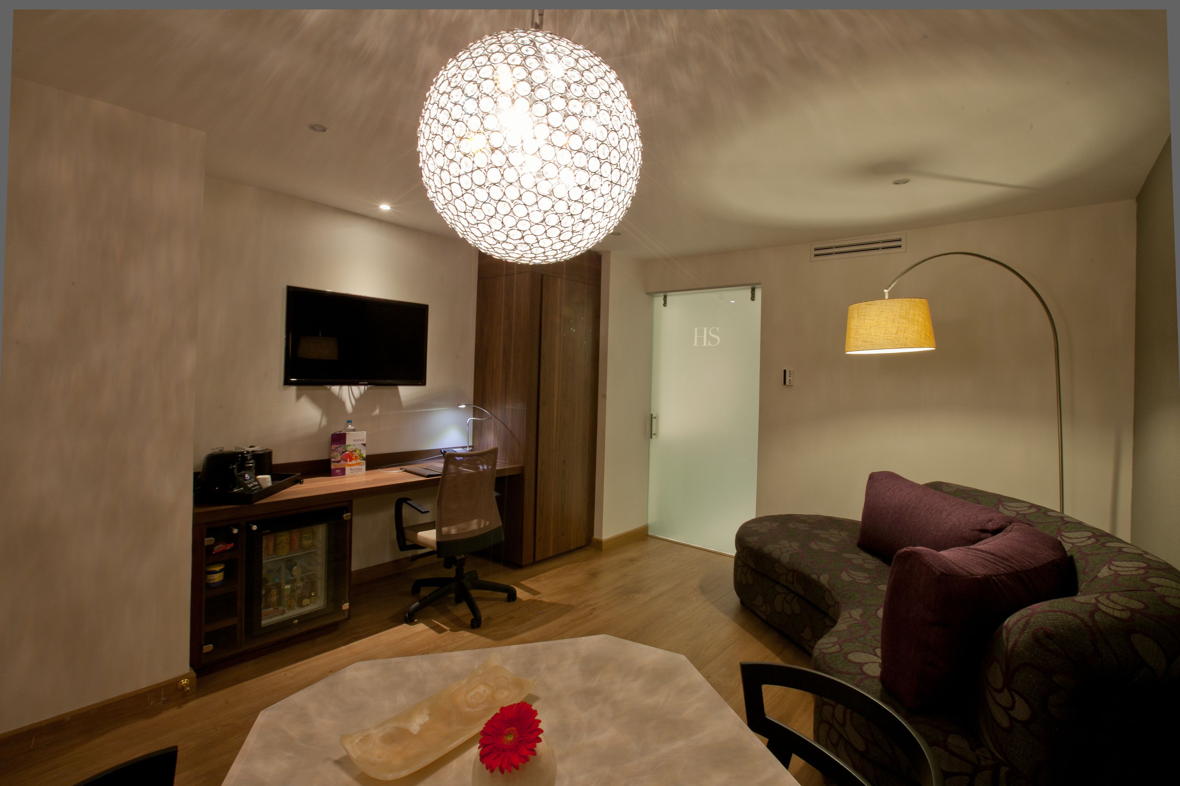 executive suite, 1 king bed | premium bedding, down duvets, free minibar, in-room safe