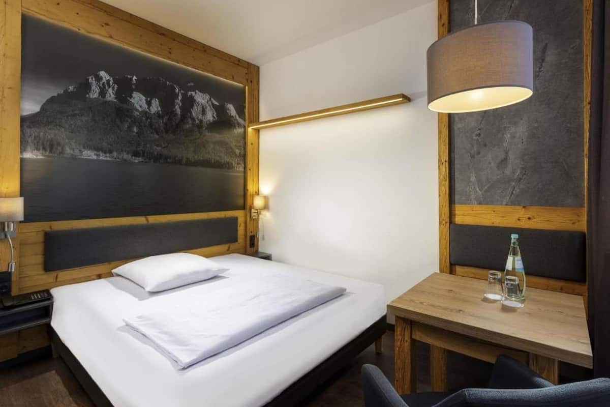 Deluxe Double Room | Hypo-allergenic bedding available, in-room safe, desk, blackout drapes