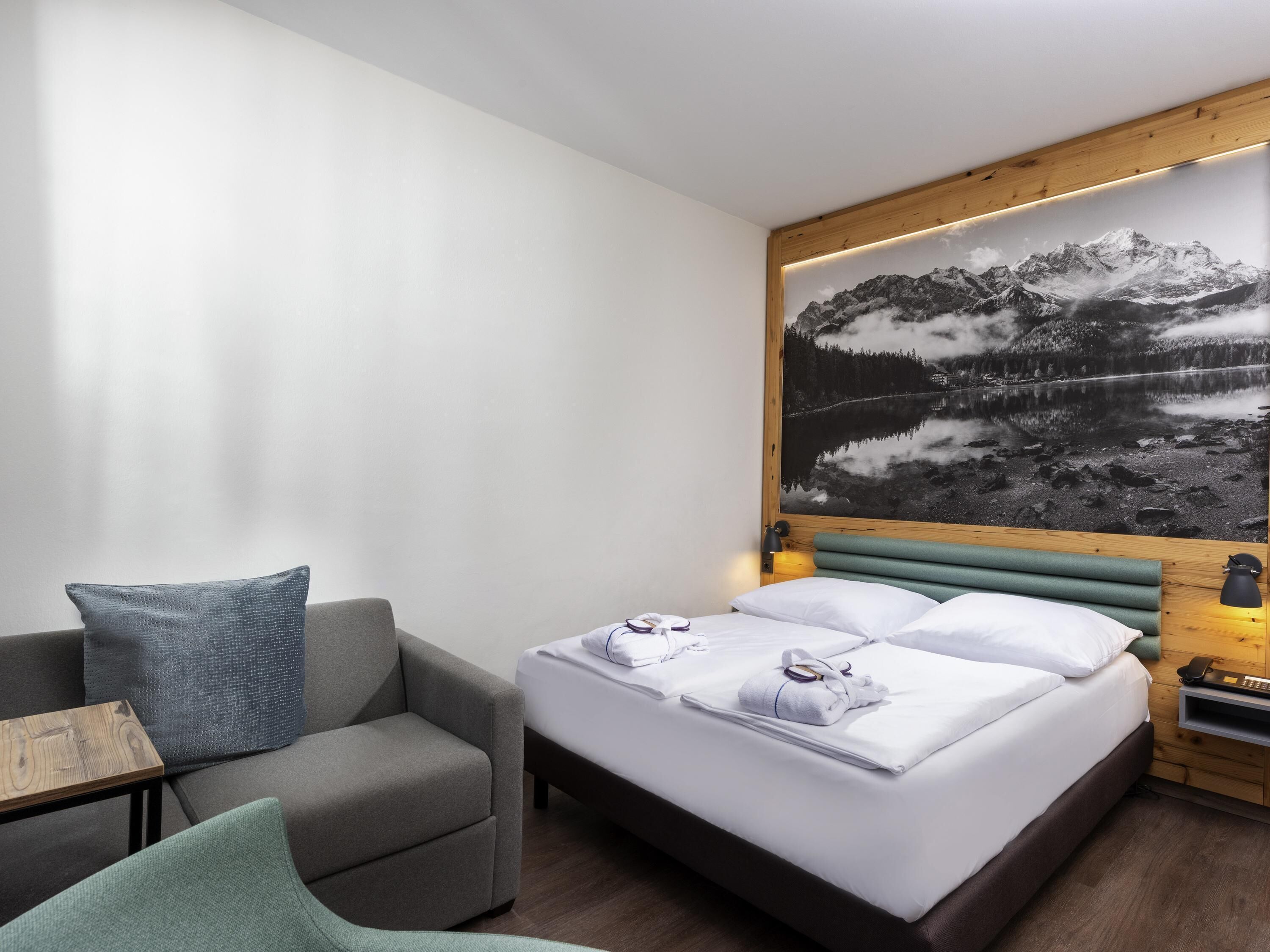 Privilege, Double Room, 1 Double Bed | Hypo-allergenic bedding, in-room safe, desk, blackout drapes