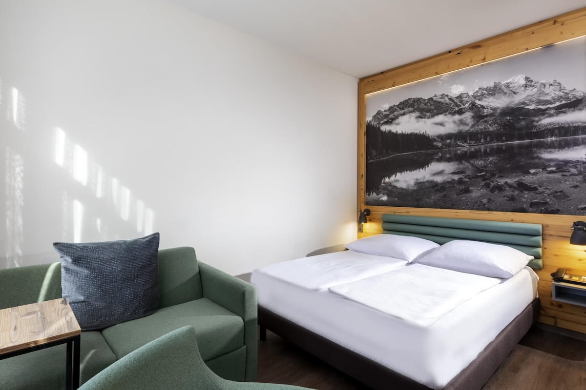 Ropa de cama hipoalergénica y caja de seguridad en la habitación