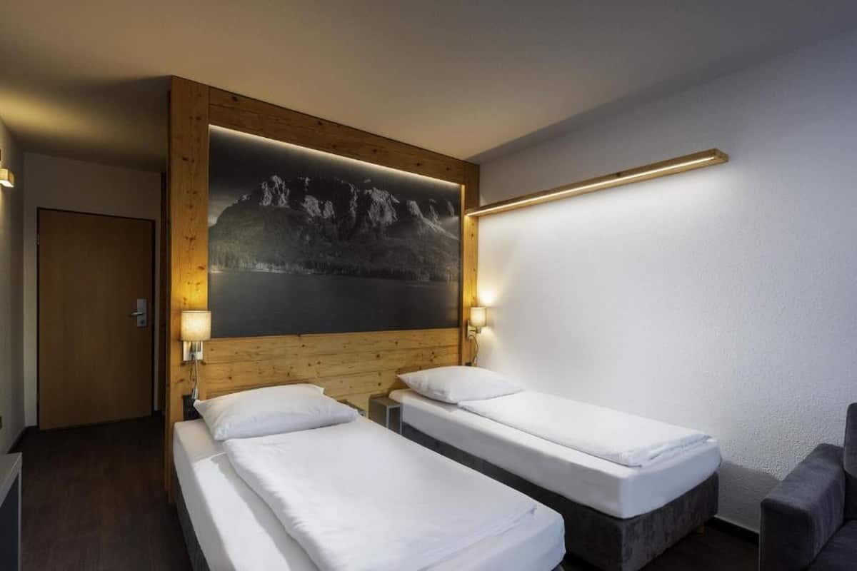 Standard Twin Room | Hypo-allergenic bedding available, in-room safe, desk, blackout drapes