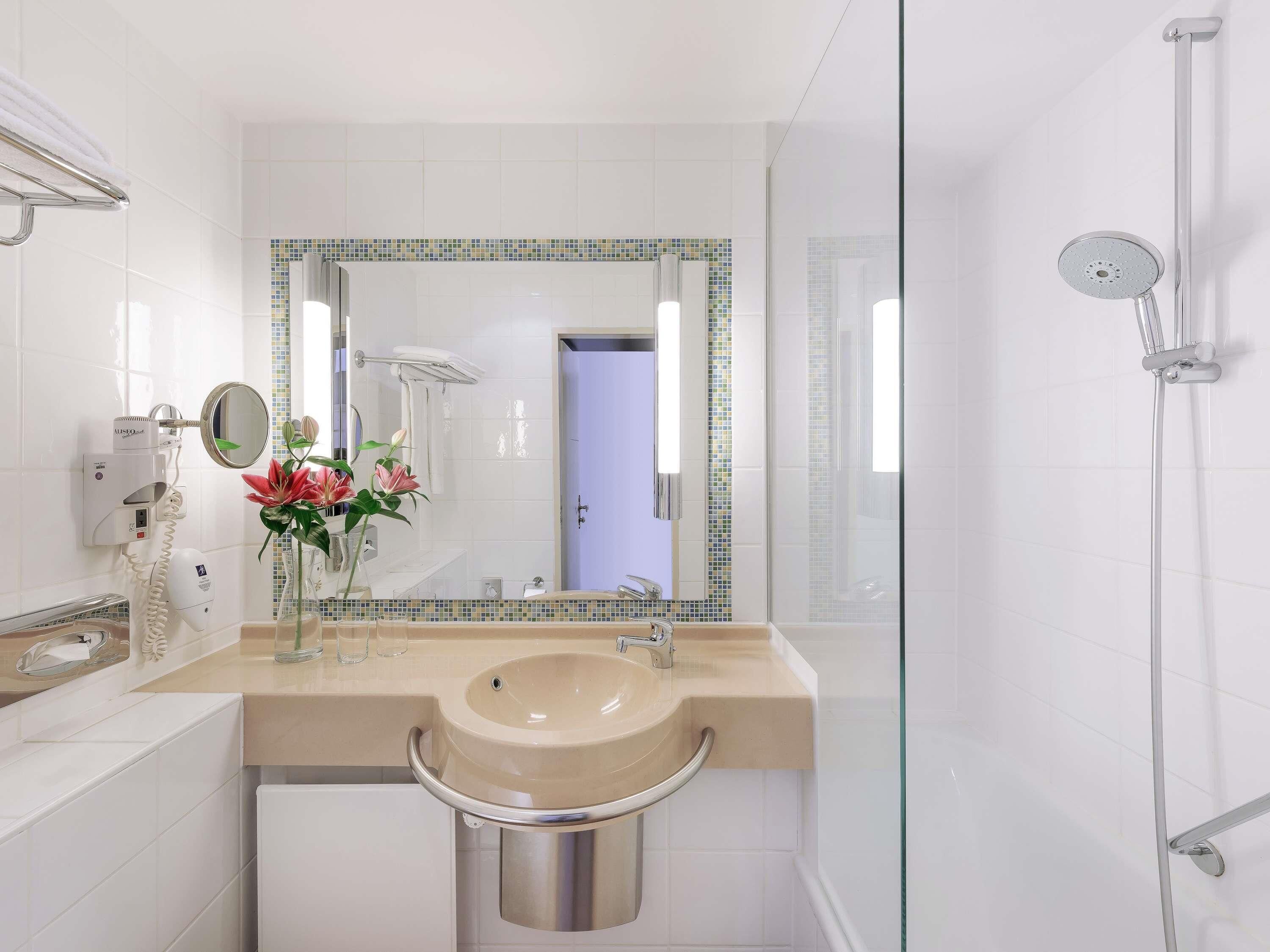Standard Double Room, 1 Double Bed | Bathroom | Combined shower/bathtub, eco-friendly toiletries, hair dryer, towels
