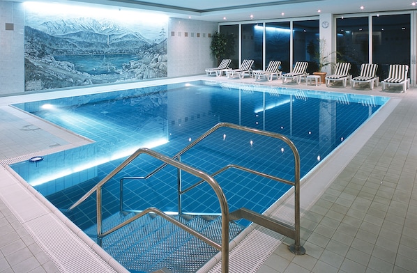 Indoor pool, sun loungers