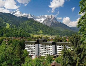 Front of property - Sunday Hotel Garmisch Partenkirchen (Garmisch-Partenkirchen)