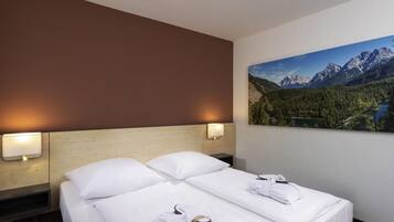 Junior-suite - 1 dobbeltseng | Allergivenligt sengetøj, pengeskab på værelset, skrivebord